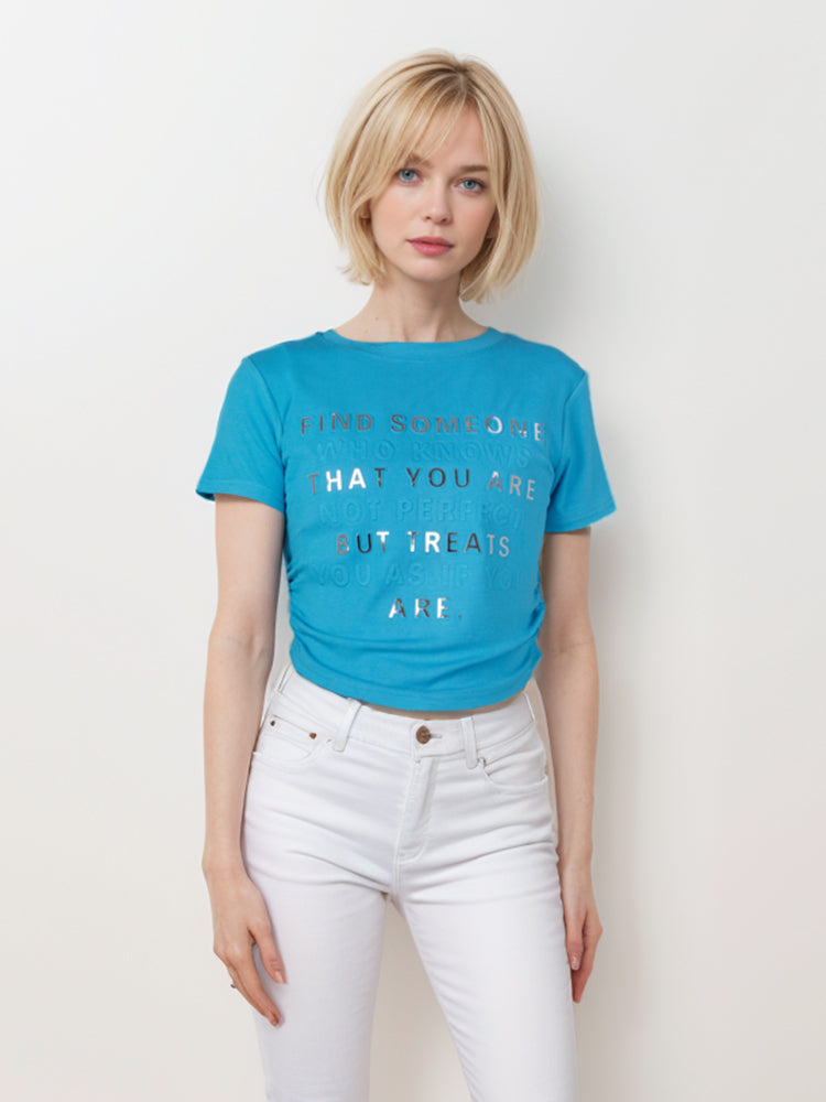 Camiseta corta con letras en relieve