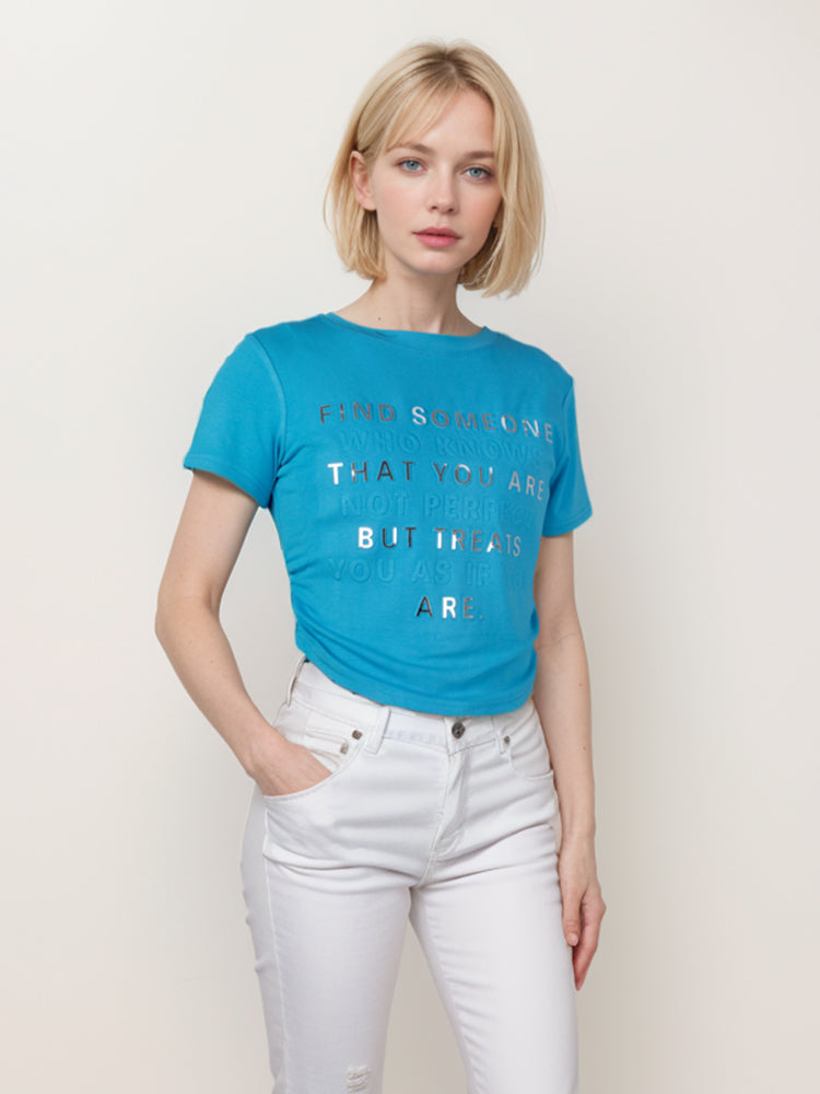 Camiseta corta con letras en relieve