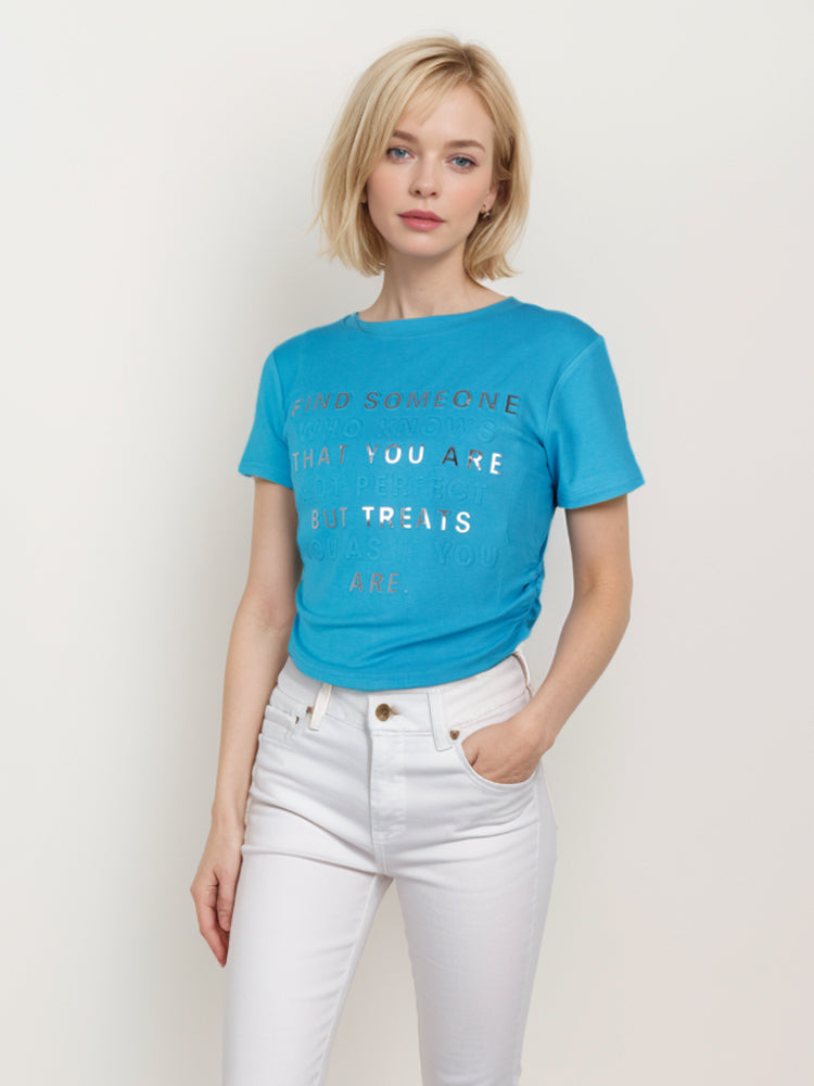 Camiseta corta con letras en relieve