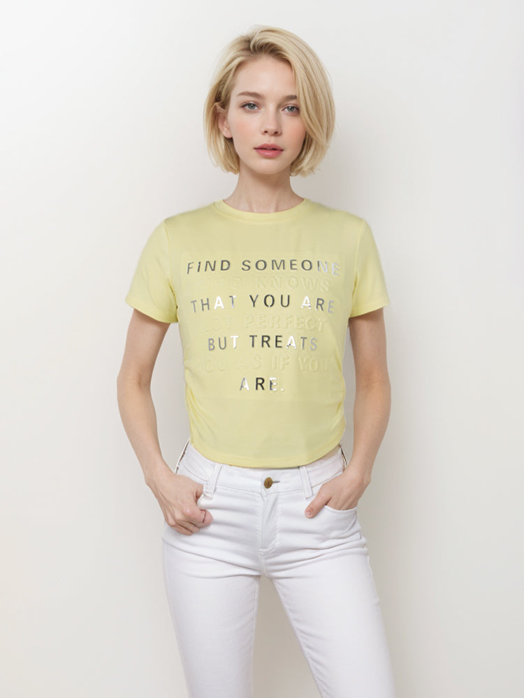 Camiseta corta con letras en relieve