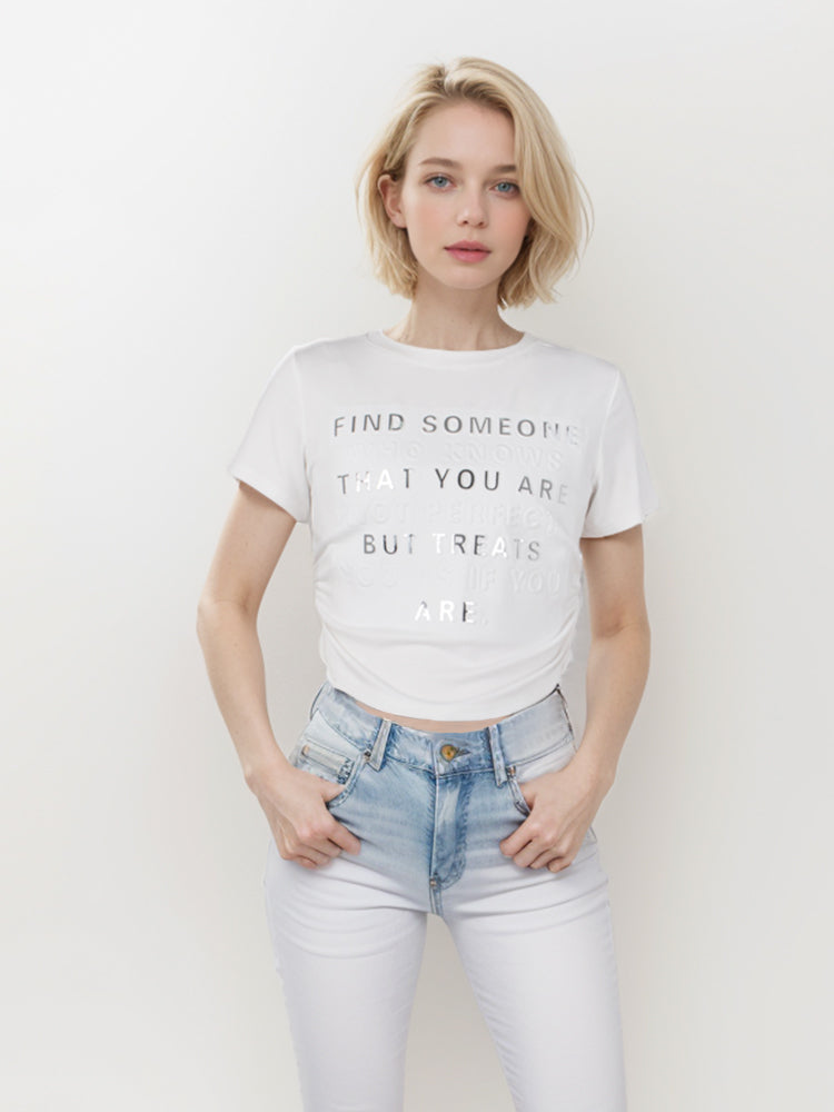 Camiseta corta con letras en relieve