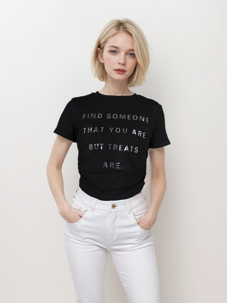 Camiseta corta con letras en relieve