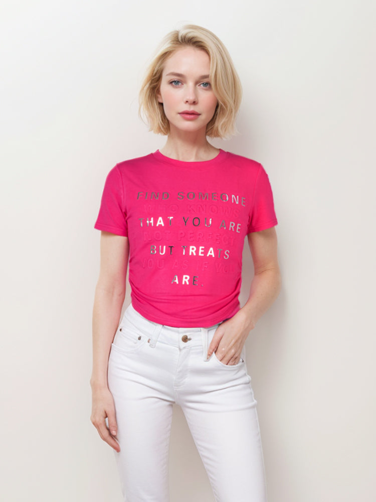 Camiseta corta con letras en relieve